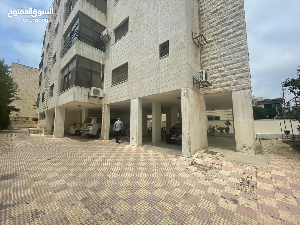 شقة مميزة للبيع// تصلح للسكن او لعيادة او مكتب مقابل فندق بريستول- عمان بين الدوار السادس و الخامس