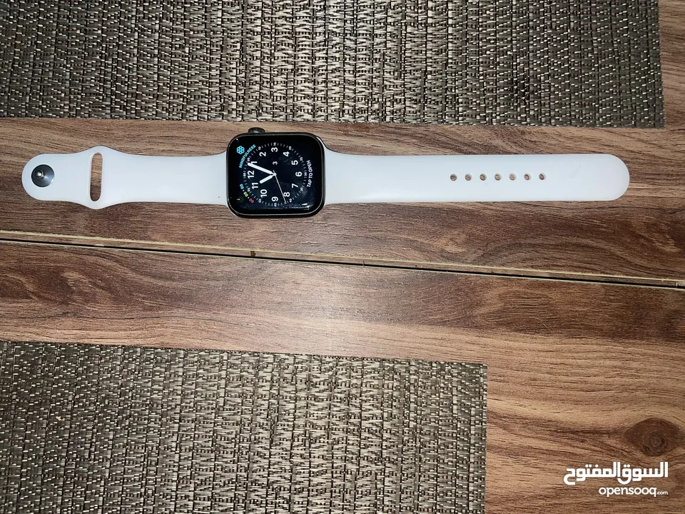 ايفون 12 برو مع ساعة apple watch series 4    44m مع airpods Pro ومعها شاحنها الاصلي