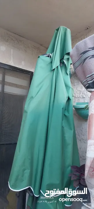 مظلة لون أخضر للبرند أو للحديقة