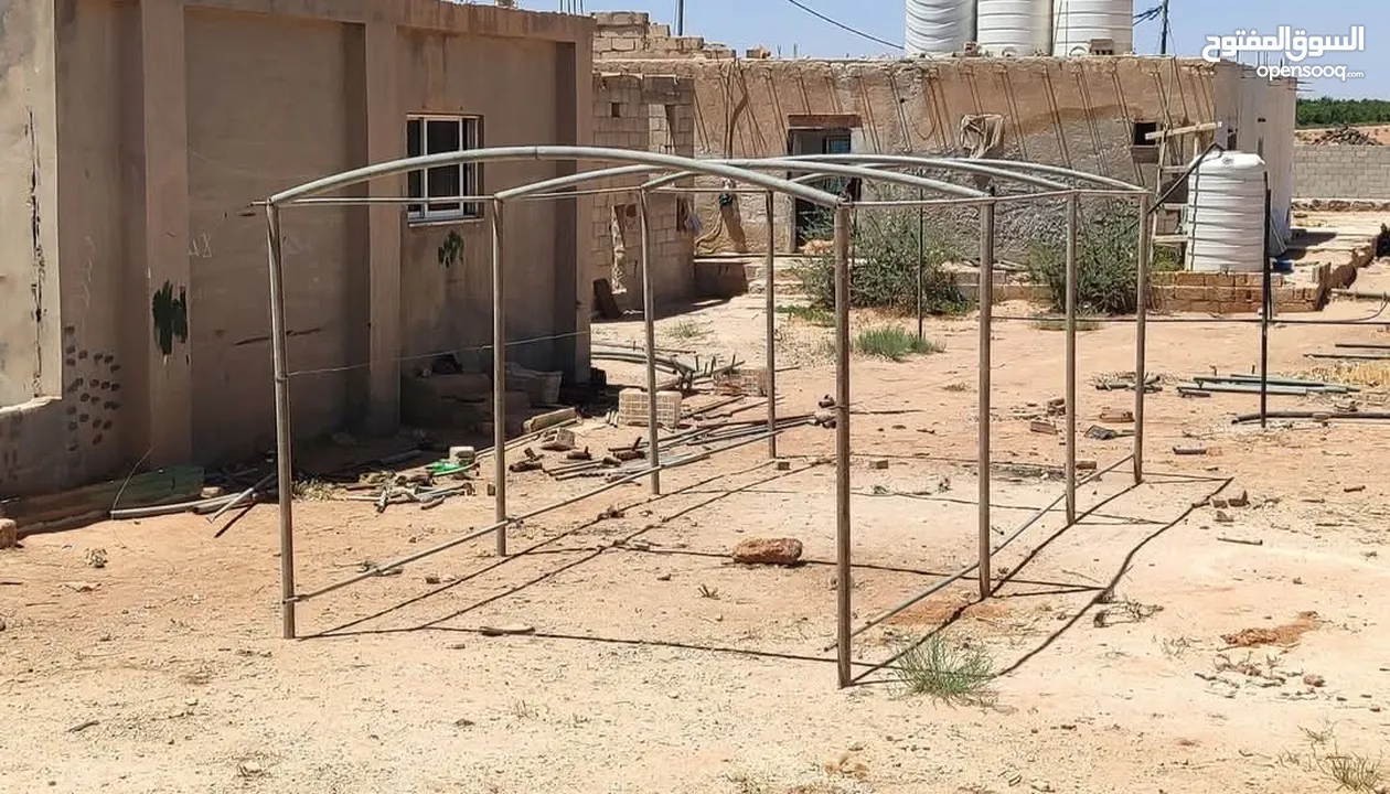 بيت حديد قائم