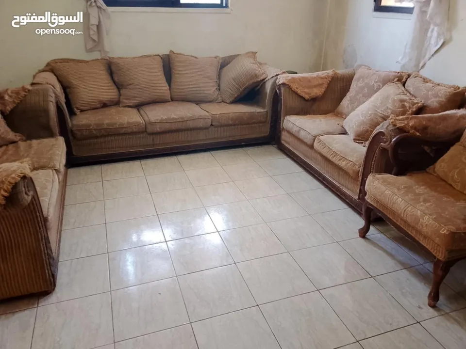 طقم كنبيات مستعمل بحاله جيده للبيع المستعجل