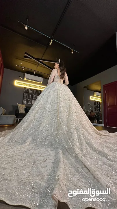 شروة مجموعة من بدل الابيض و الملون و فساتين السهرة