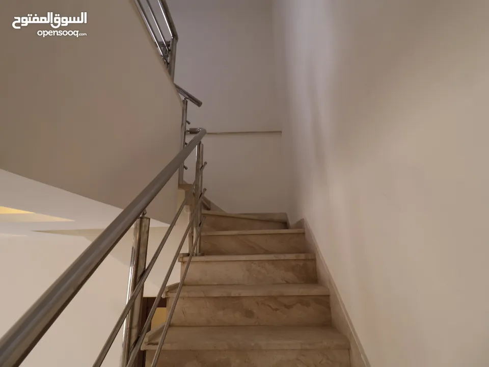 شقة دوبلكس طابق أخير مع روف مساحة (215)م الداخلي (100)م الخارجي في أرقى مناطق (أم حجير) شفا بدران
