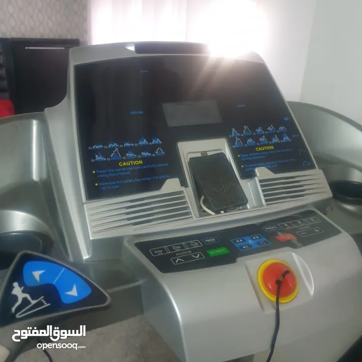 جهاز تريدمل بحاله ممتازه مواصفات عاليه حجم كبير الجهاز بتحمل اكتر من 120 كيلو وله ميزات رفع مش ع طلع