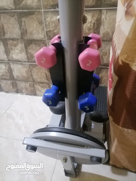 جهاز رياضة للمشي استعمال خفيف جداً وبحالة الجديد ويوجد معه ادوات رفع أثقال كما هو موضح في الصورة