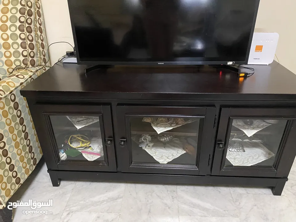 بوفيه تلفزيون ماركه آشلي الامريكيه وطاوله وسط