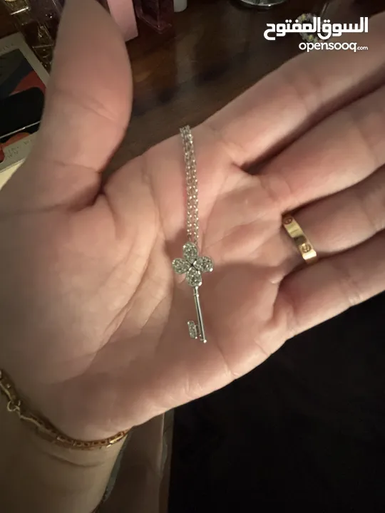Swarovski key necklace - worn once. In very good condition.