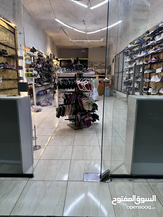 محل احذية للبيع المحل كامل او ما داخل المحل