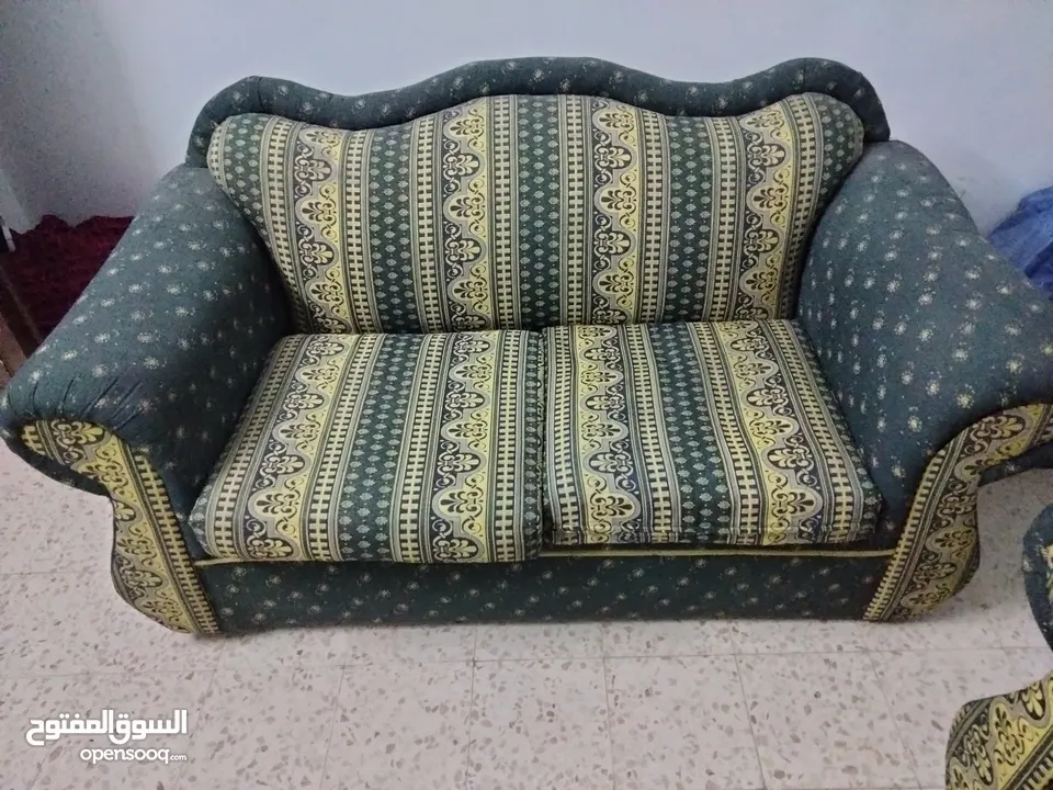 طقم كنب ومتفرقات للبيع  طقم كنب  طاولة 2 وممر ومعاه قطعتين  طقم كنب 7 مقاعد مع كفره بحالة جيدة