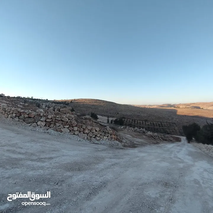 للبيع قطعة ارض الموقع دحل قريبة جدا لشارع جرش الزرقاء موقع مميز