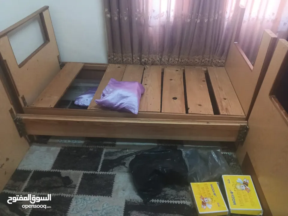 مجلس بحاجه تنجيد وتزبيط وسرير مفرد عدد 2 للبيع