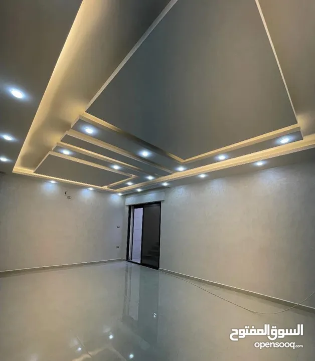 ثالث مع روف بتشطيب مميز واطلاله في ضاحية الرشيد