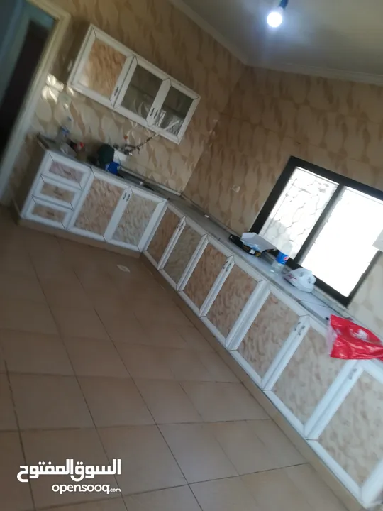 شقة  طابق ثالث للبيع في ضاحية الأمير حسن مساحة الشقة 136 متر مربع 3 غرف 2 حمام مطبخ صالون حرف L