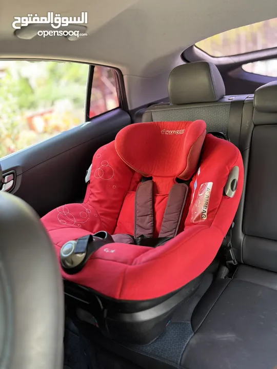 كارسيت ماركة maxi cosi الاصلي لون احمر بحالة جيدة للبيع صناعة البرتغال
