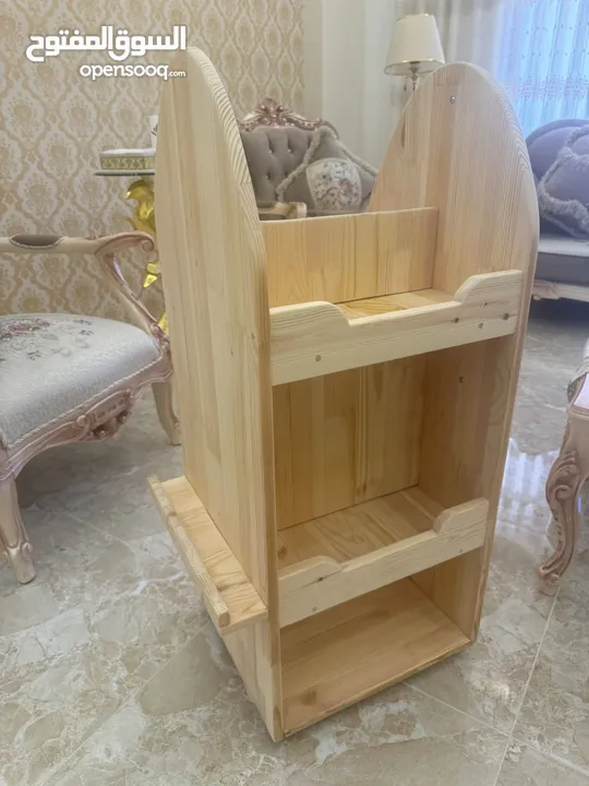 مكتبة اطفال مع قاعدة متحركة
