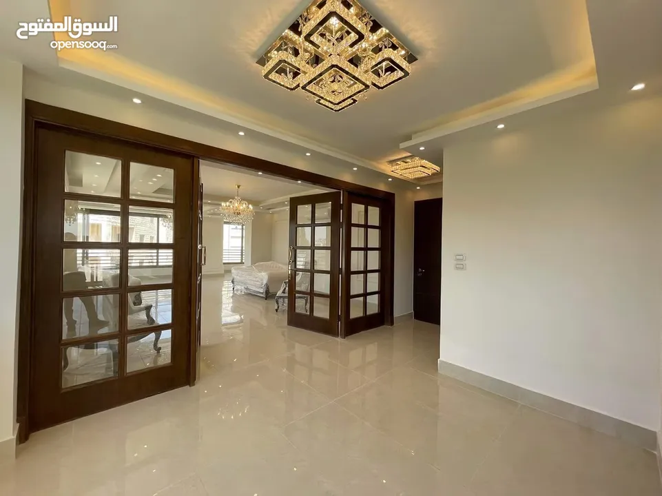 شقة طابقية (سكن خاص) للبيع بإطلالة (بانارومية) وجميلة جداً على السيتي مول وحدائق الحسين وقرب مكة مول