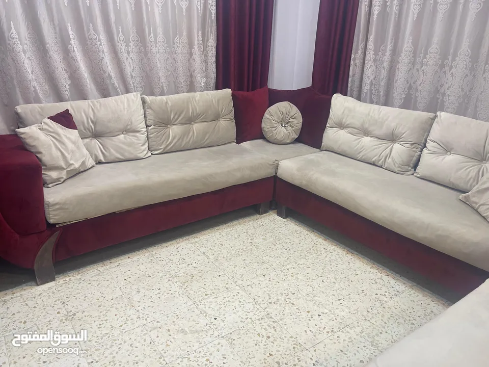 طقم كورنر مستعمل تفصيل و ليس تجاري لون خمري و بيج و الطقم بحالة جيدة الطقم سبع مقاعد