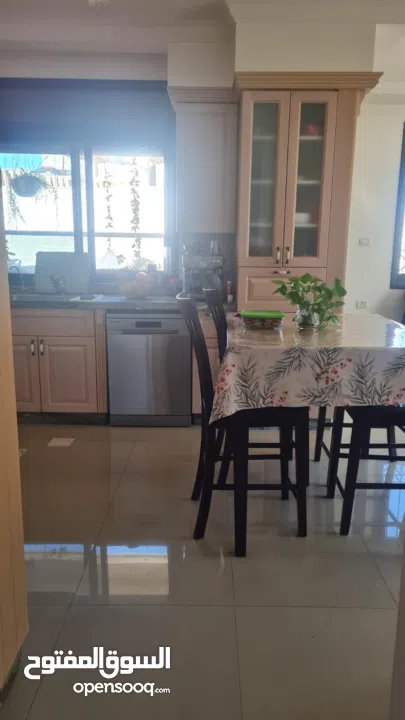 شقه للبيع مساحه 150ثلاث غرفة نوم حمامين بلكونتين صالون صاله مطبخ طابق ثالث اصنصين