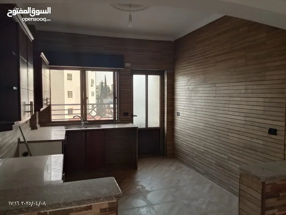 شقة طابق ثاني للبيع في الزرقاء الجديدة بالقرب من مسجد بادي بتشطيبات سوبر