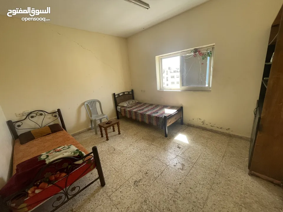 غرفة للإيجار تتسع لشخصين مفروشة جزئيا درج بدون أصانصيل في أم الشرايط