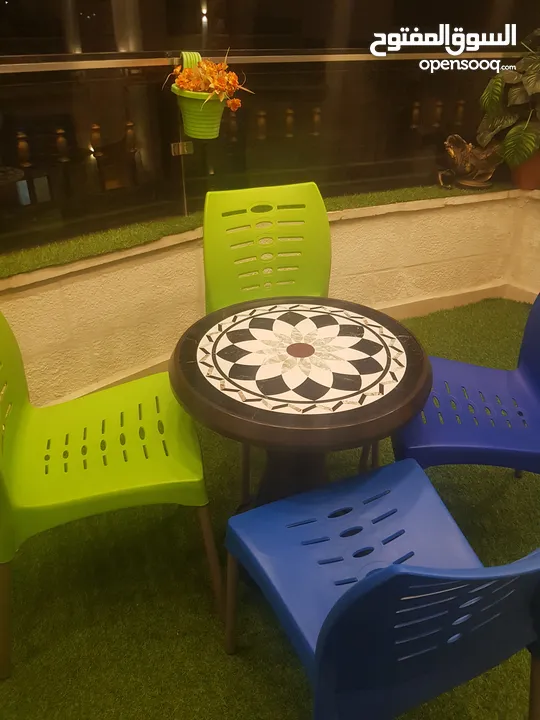 اربع كراسي بحاله جديد مع طاوله وسط بحال الوكاله استخدام بسيط جدا