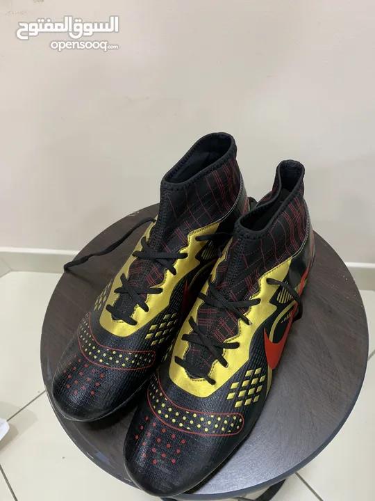 حذاء رياضي اسود وذهبي