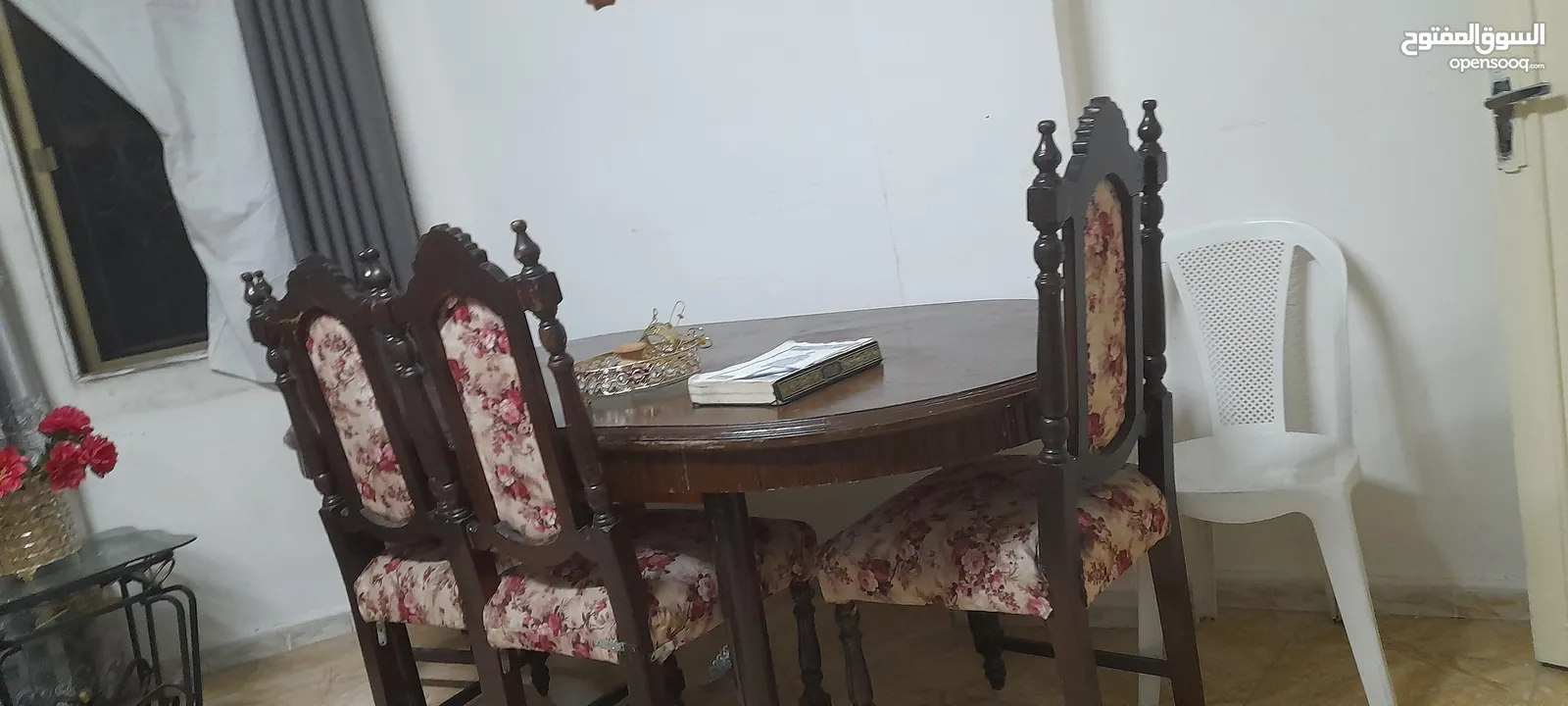 طاوله سفره للبيع مستعمله لون بني