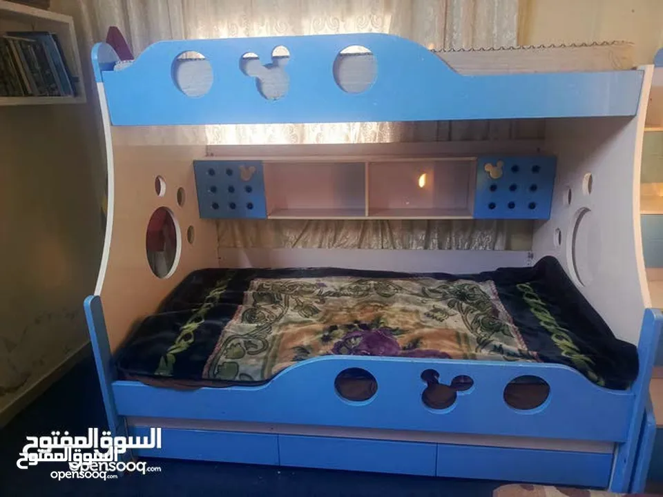 تخت طابقين وخزانتين