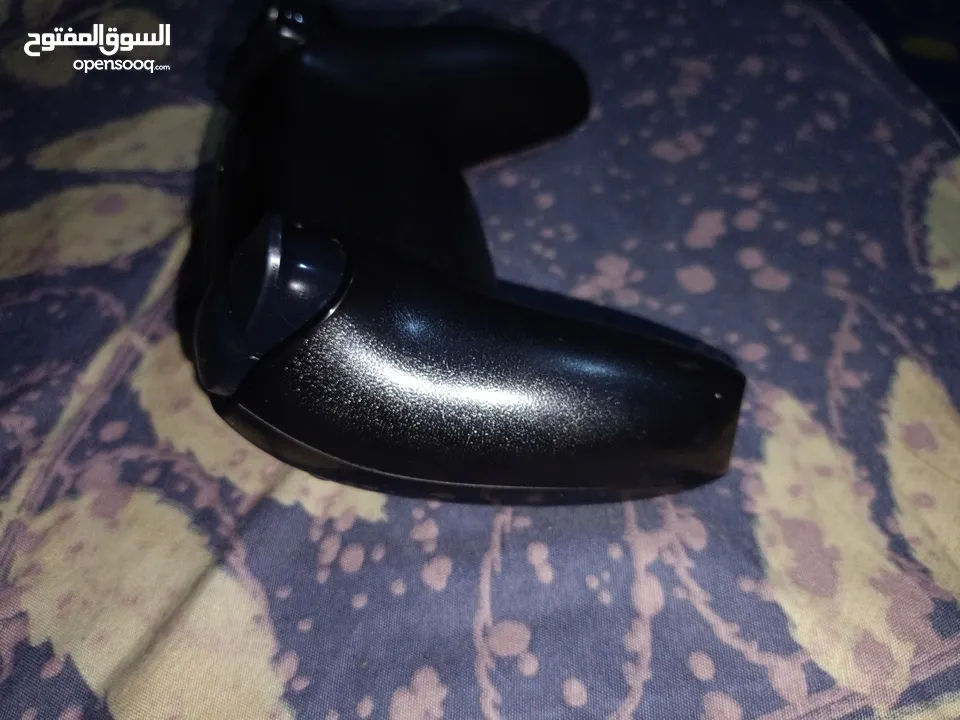 يد بلايستيشن 5 سوداء شبه الأصلية مستعملة بحالة ممتازة جداً، أداء عالي وسعر مناسب جداً