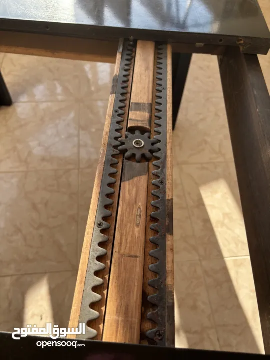 طاولة سفرة ثقيلة بحالة ممتارة