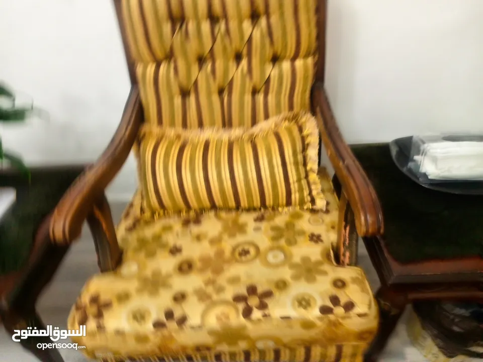 طقم كنب مع طرابيزات في حالة جيدة  عسلي وبني للتواصل الرجاء الاتصال على الرقم