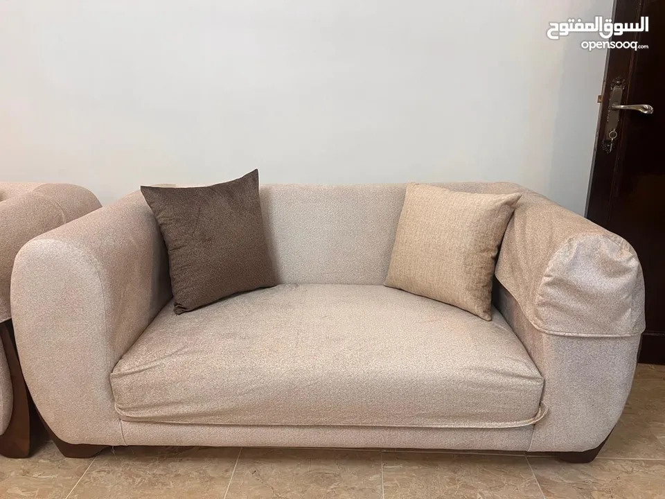 طقم كنب تفصيل 9 مقاعد أجود انواع الخشب ممتاز  – لون بيج أنيق – حالة ممتازة  جديد تماما غير مستعمل