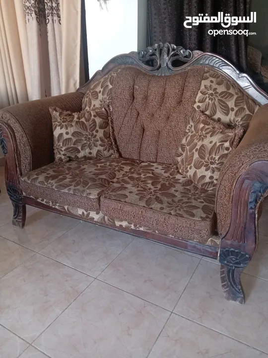 طقم كنب بحاله جيده للبيع