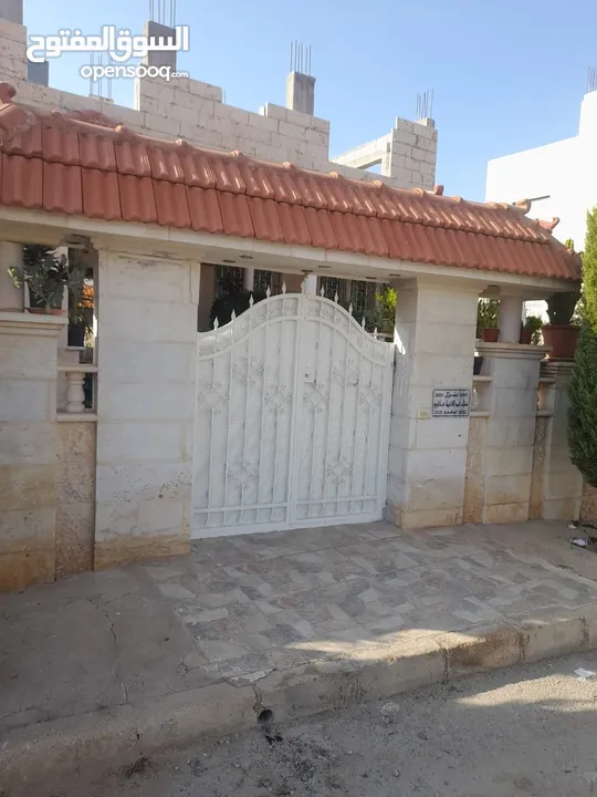 منزل (شبه فيلا) للبيع اربد (حوارة)