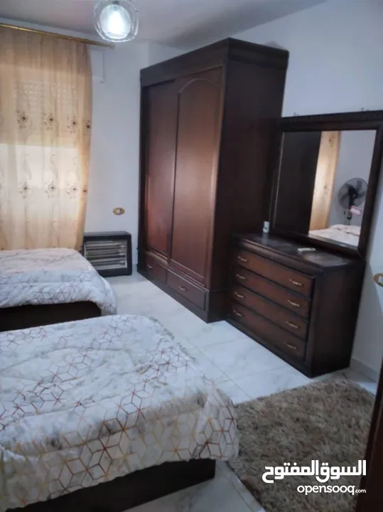 شقه مفروشه ديلوكس كاملة الخدمات للايجار الشهري او السنوي في عمارة سكنيه مخدومة يوجد حارس للعمارة