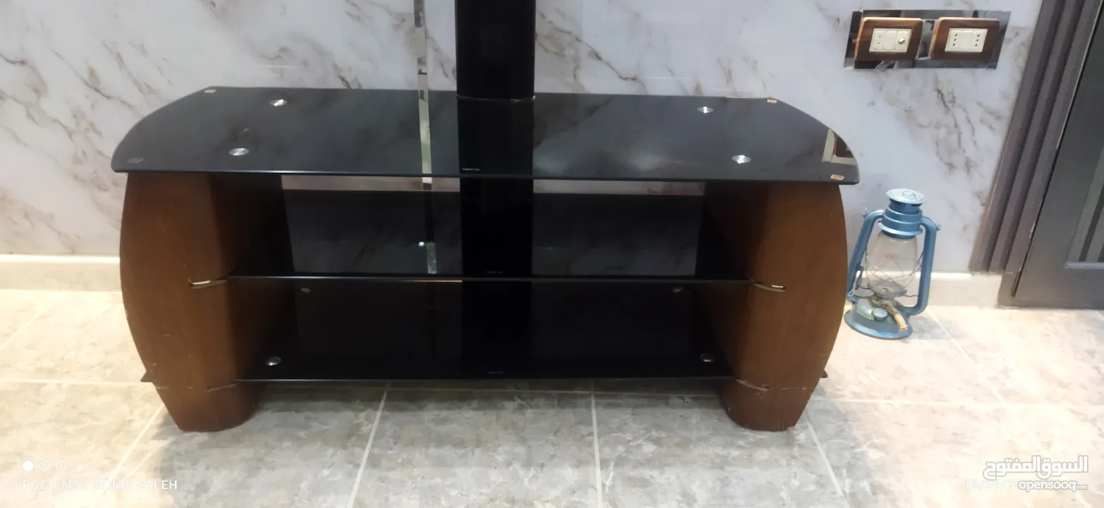 طاولة تلفزيون سيكوريت اسود اصلي جوانب خشب زان اصلي.