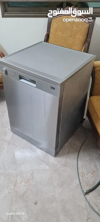 جلايه صحون وكاسات وطناجر وسكاكين وملاعق وغيرها