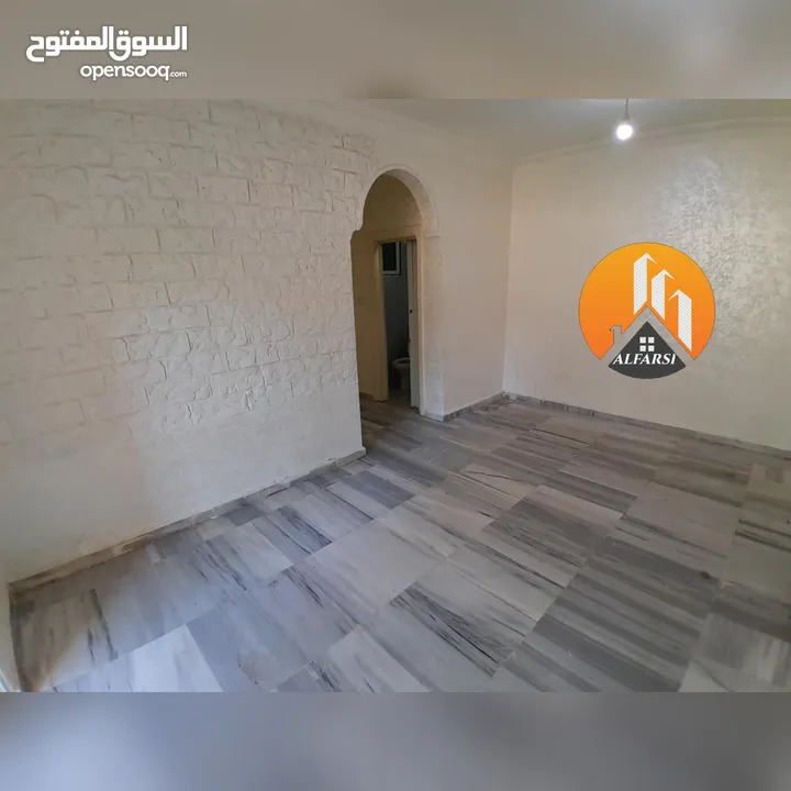 شقة طابق اول مع بلكونة ومصعد للإيجار في افضل وارقى المواقع في ضاحية الاقصى واسعة