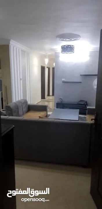 شقة مفروشة و مجددة تصلح للايجار الشهري او طويل الأجل  بقلب إربد - شارع الحصن و بالقرب من الخدمات