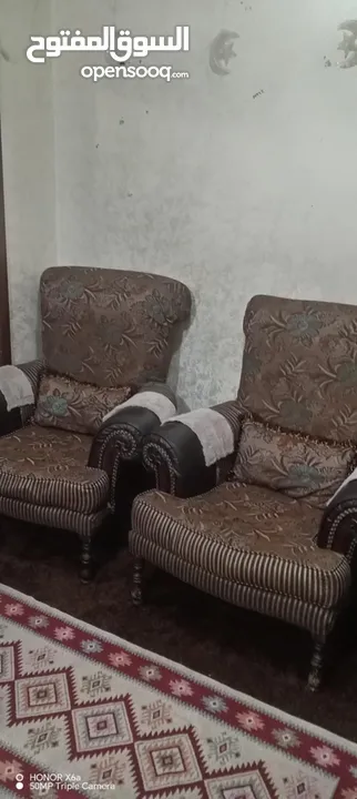 غرفة جلوس و طاوله