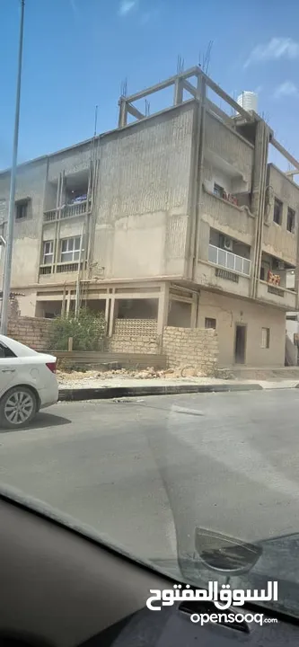 منزل للبيع متكون من ثلاته طوابق بسعر ممتاز المكان طرابلس منطقة 11 يوليو بالقرب من مقبرة بوعايشة .