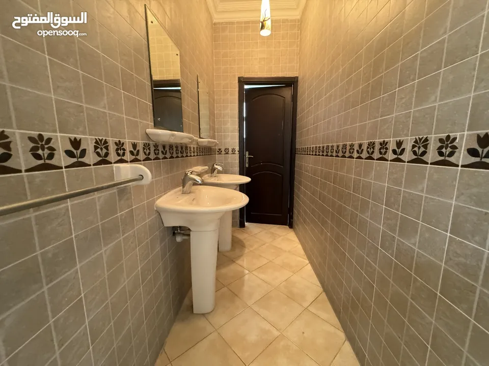 Amazing villa 8 bhk for rent in azaiba behind soltan center