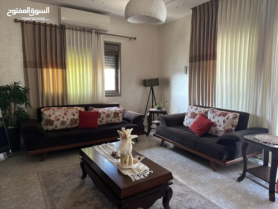 طقم كنب تركي بحاله ممتازه طاولة سفره + 8 كراسي بتفتح الى 220سم بوفيه زان طاولو وسط زان مزنون زان