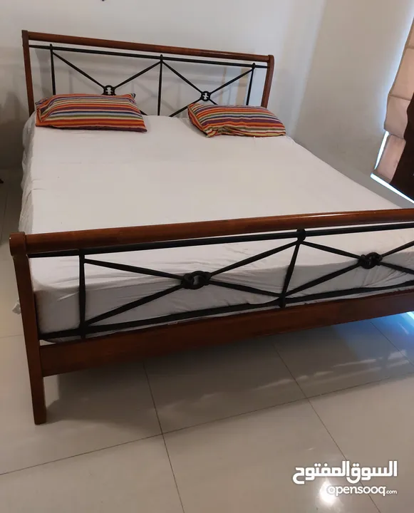 dubai made king size bed with metrees