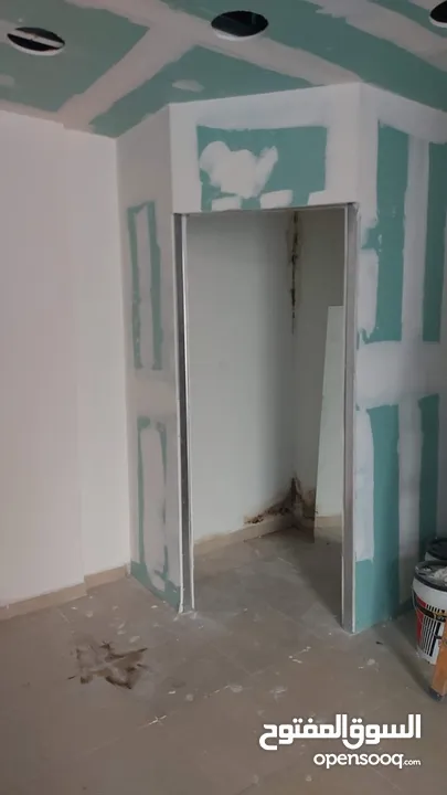 محل للبيع بالخلو مساحة 22 كتر مربع و نصف ، عليه سدة ع نصف المحل، عل شارع وسط البلد رام الله ، يبعد ع