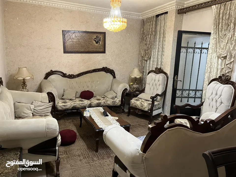 طقم كنب مع طاولة وسطية + طاولة سفرة