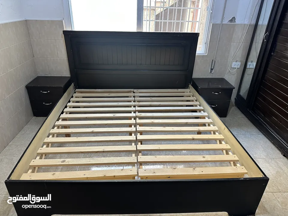 غرفه نوم كامله بدون الفرشه للتخت (اللون البني )