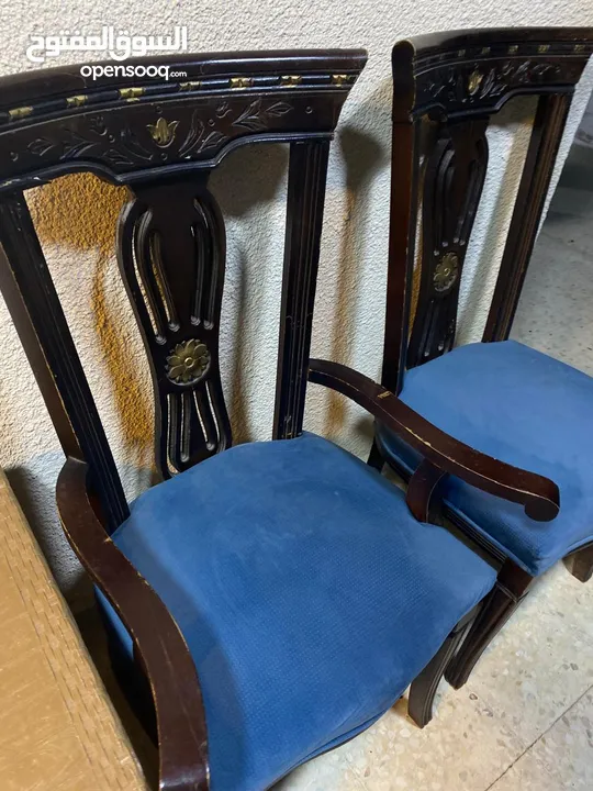 غرفة سفرة كاملة مكونة من طاولة كبيرة مع زجاج سكريت و  8 كراسي وباترينا وتواليت كبير