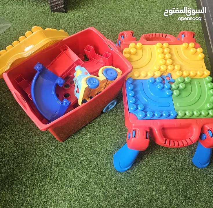 Megabloks طاولة  + بوكس بعجلات فيه عدد قطع منيح و مميزة