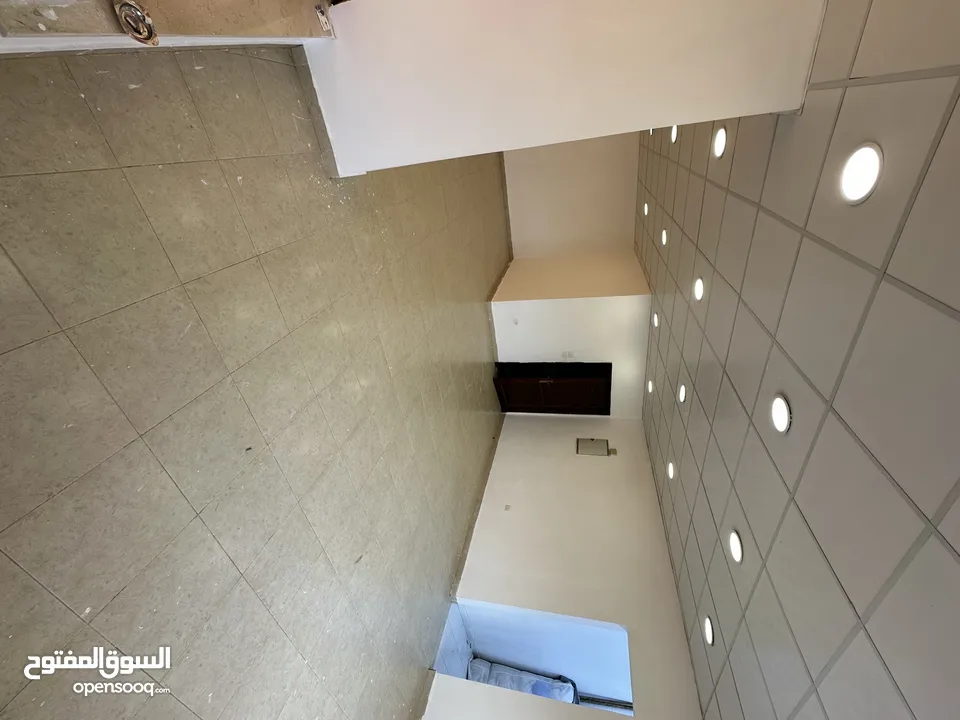 مكتب للإيجار  او للبيع تمليك  يصلح لجميع الاعمال واجهه كبيره عشارع مجمع راقي مرج الحمام مجمع طيبة 3
